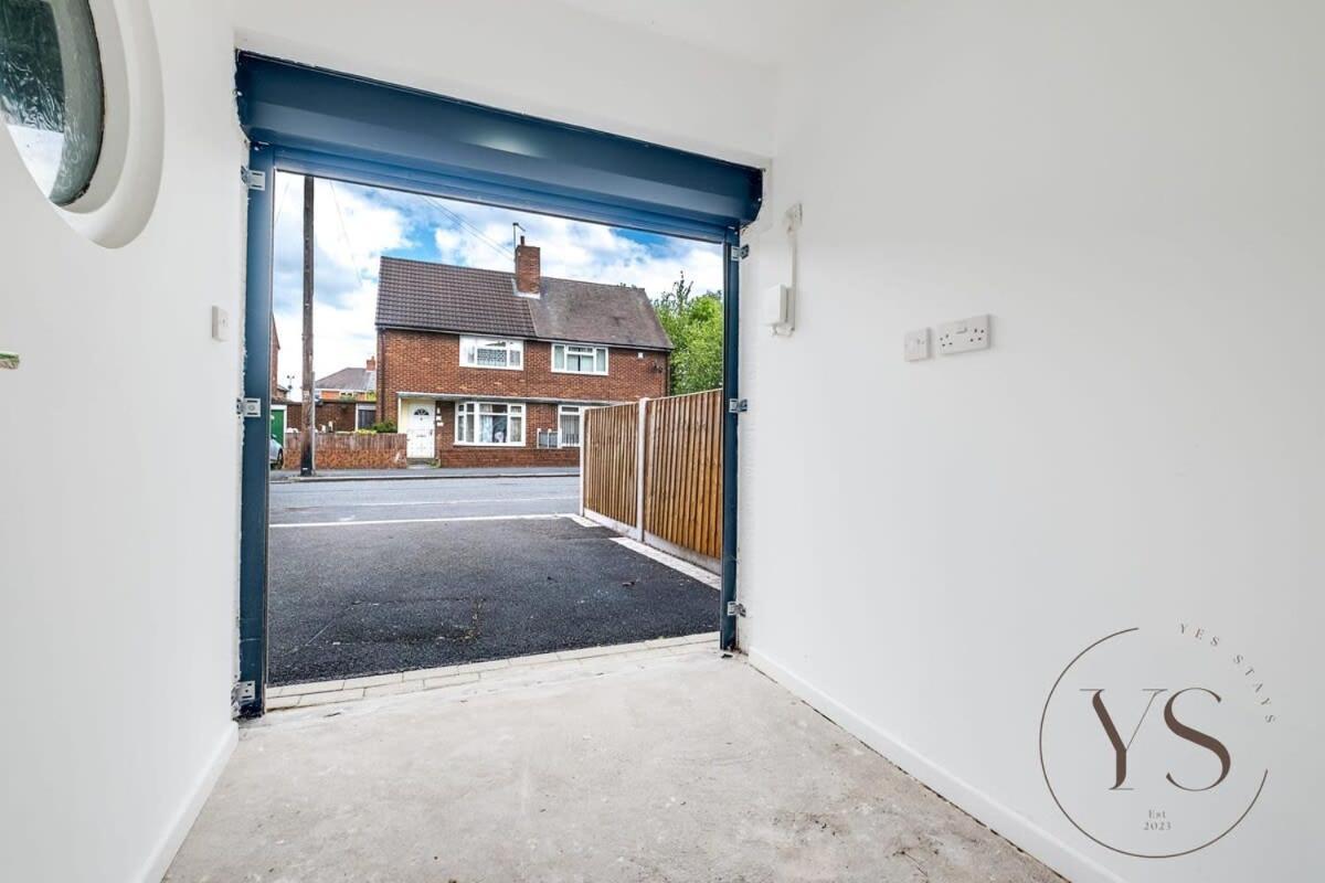 Stylish 3Br Home - Beautiful Garden - Parking West Bromwich Exterior foto