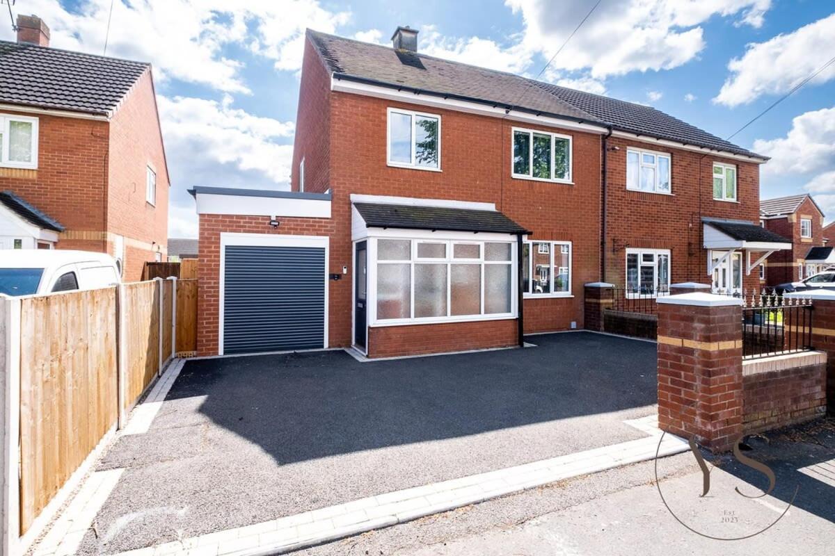 Stylish 3Br Home - Beautiful Garden - Parking West Bromwich Exterior foto