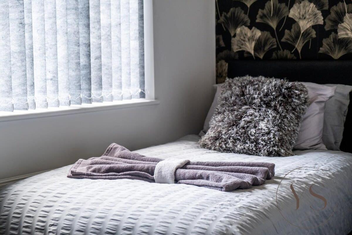 Stylish 3Br Home - Beautiful Garden - Parking West Bromwich Exterior foto