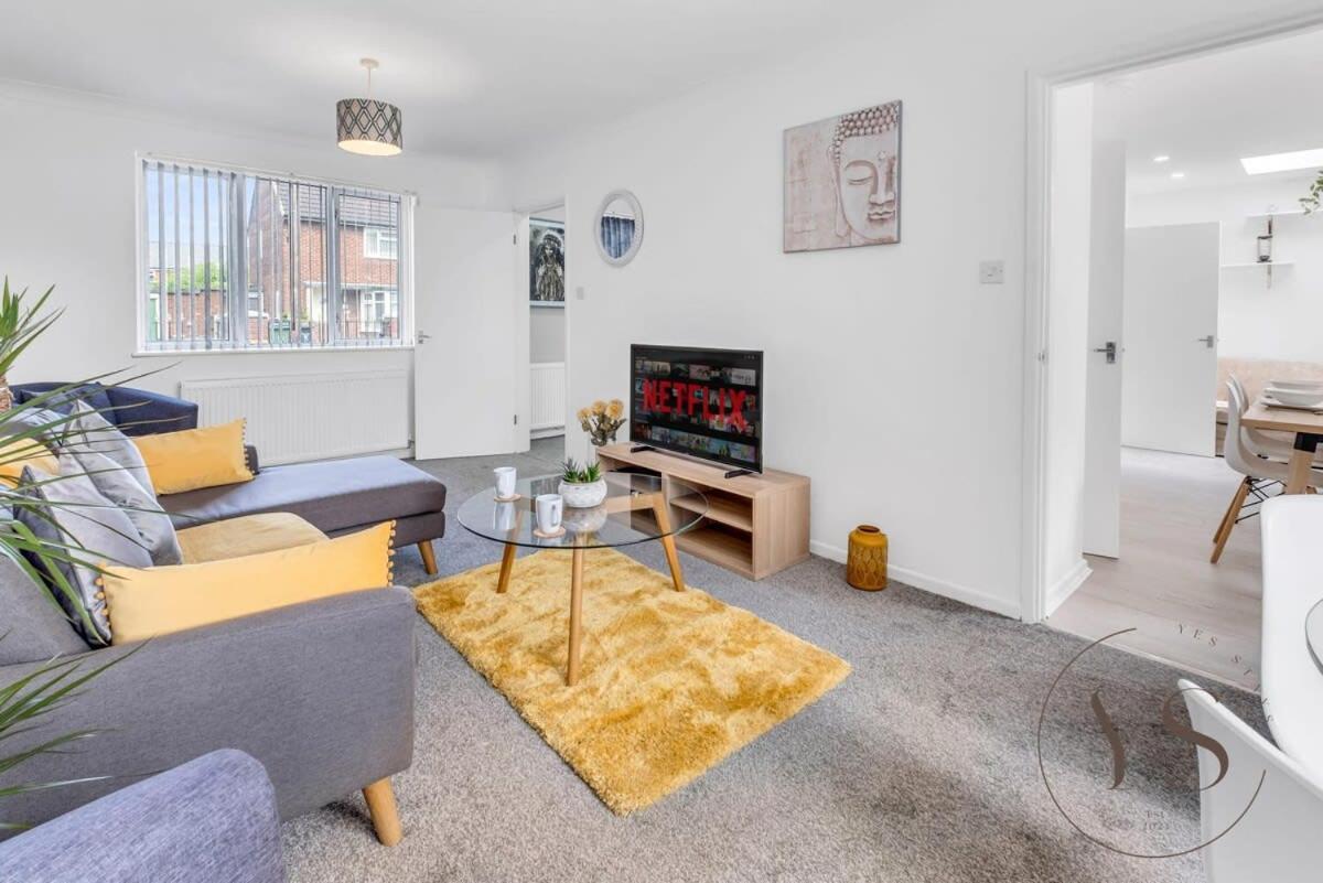 Stylish 3Br Home - Beautiful Garden - Parking West Bromwich Exterior foto