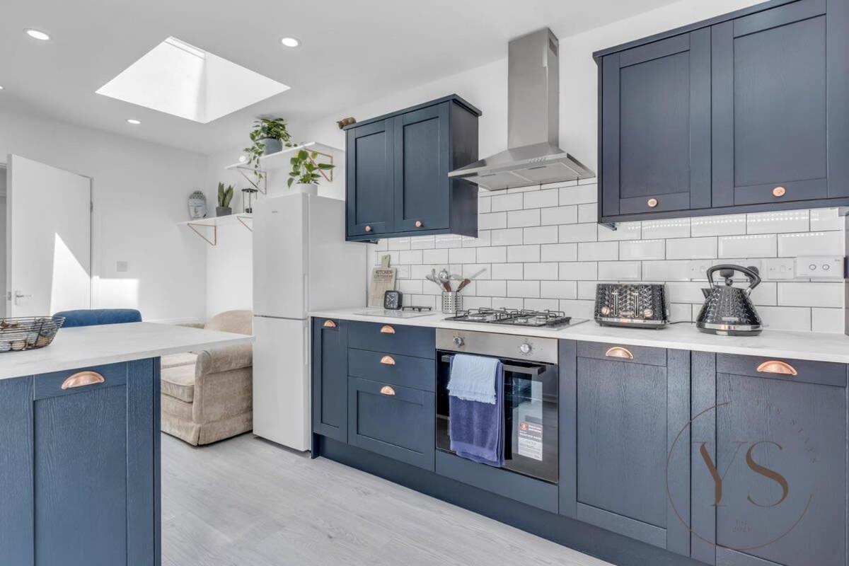 Stylish 3Br Home - Beautiful Garden - Parking West Bromwich Exterior foto